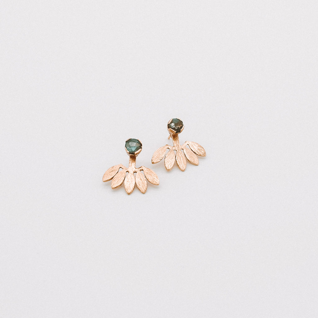 Daisy stud